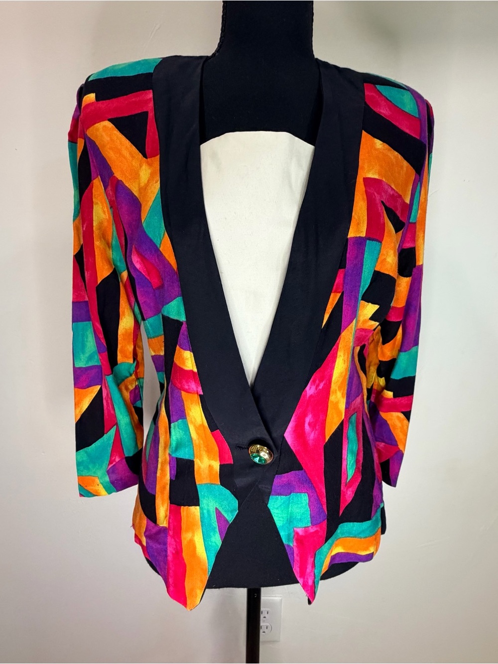 Pearl women’s 80s/90s false front blazer style top. Shoulder pads. Size 10
VNTG